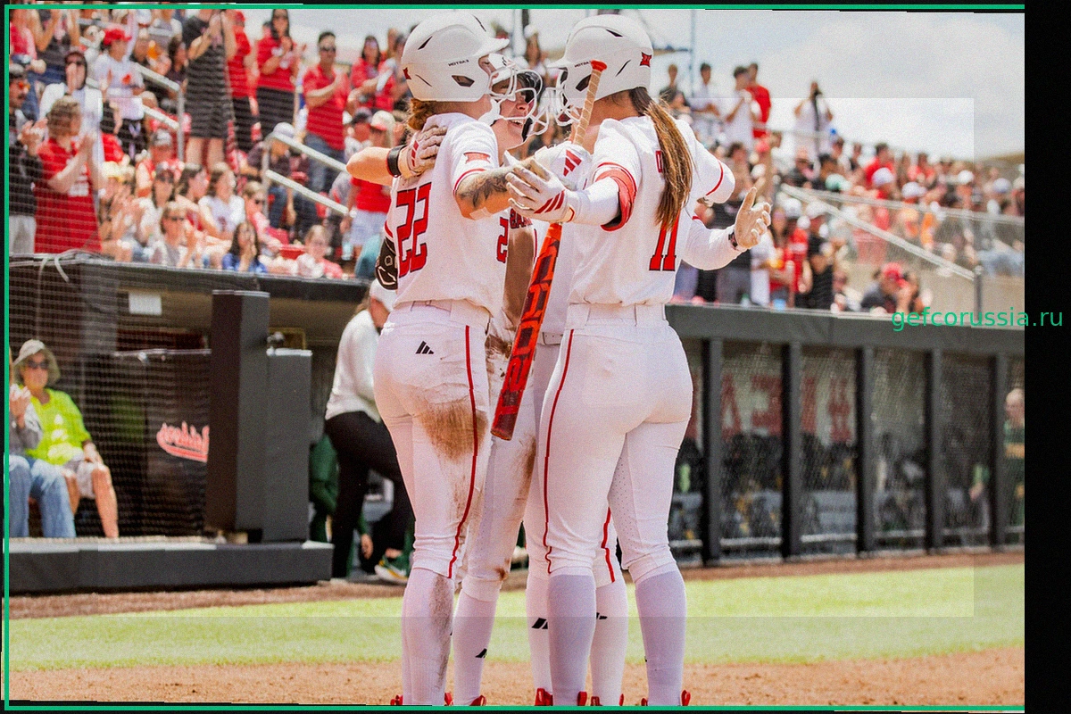 Патрик Махоумс Празднует Выход Texas Tech в Полуфинал WCWS После Победы Над UCLA